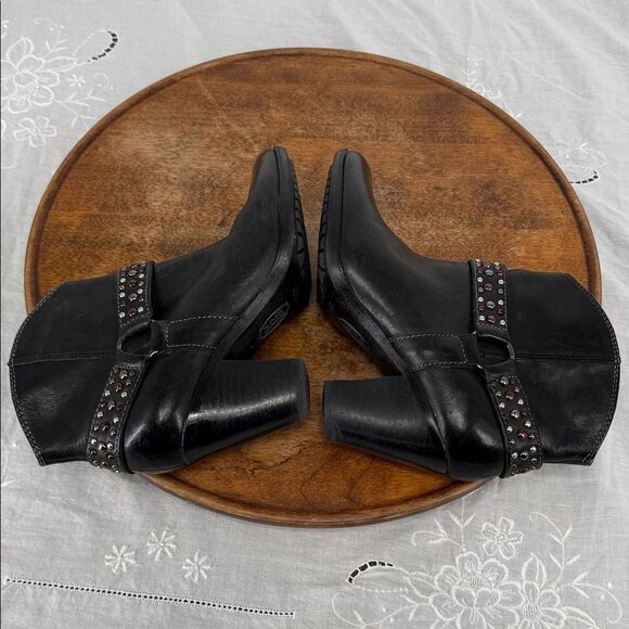 Amazon.com | Sofft Womens Sophie Black 6 Medium | Ankle & Bootie Sofft Boots Wm 6.5 M Black Leather Studded Ankle Block Heel Western Bootie